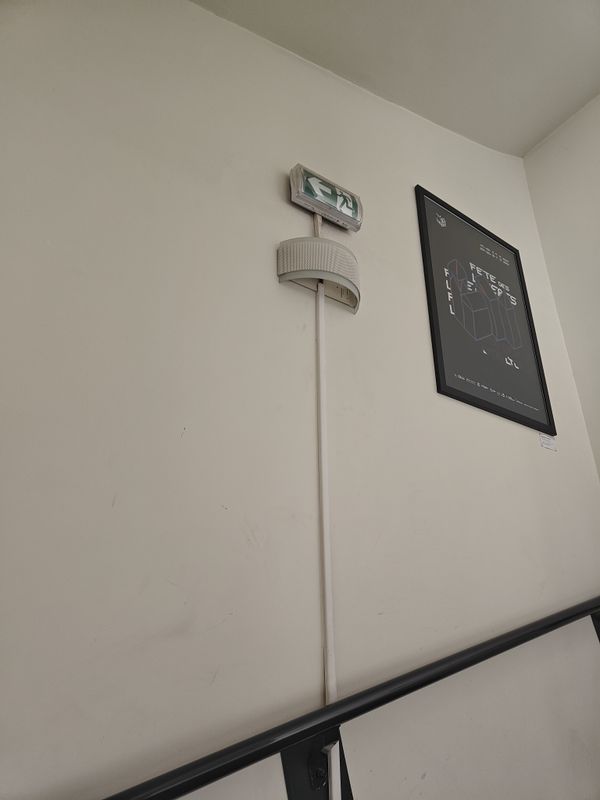 Problème d'éclairage dans la cage d'escalier servant