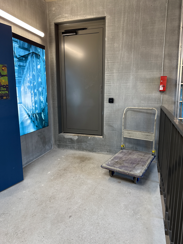 Chariot dans la cage d’escalier