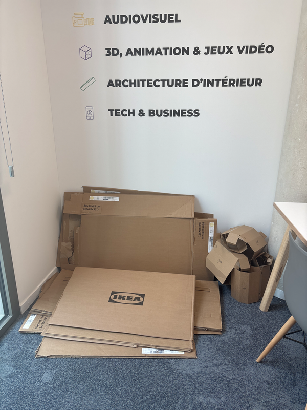 Cartons déposés par terre 